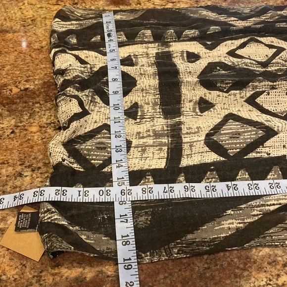 Black & Light Grey, 19” x 33” Aztec Design Scarf, NWT - Picture 8 of 8